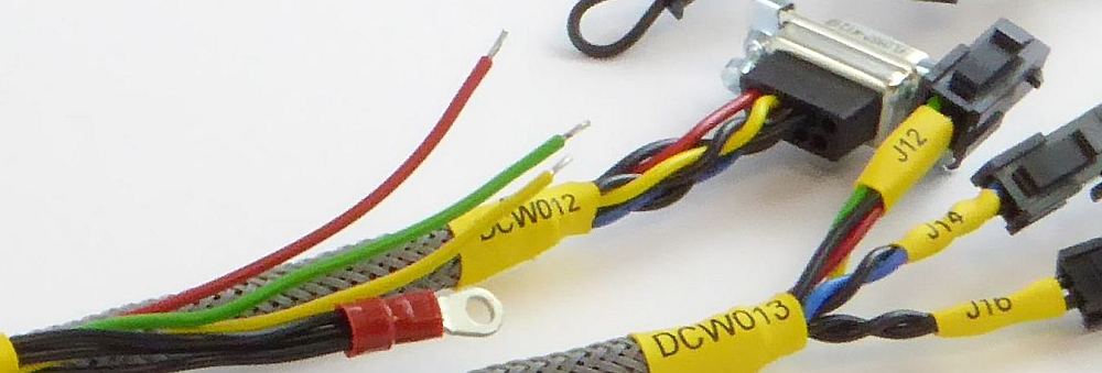 Details eines umfangreichen Kabelsatzes aus dem Hightech Bereich